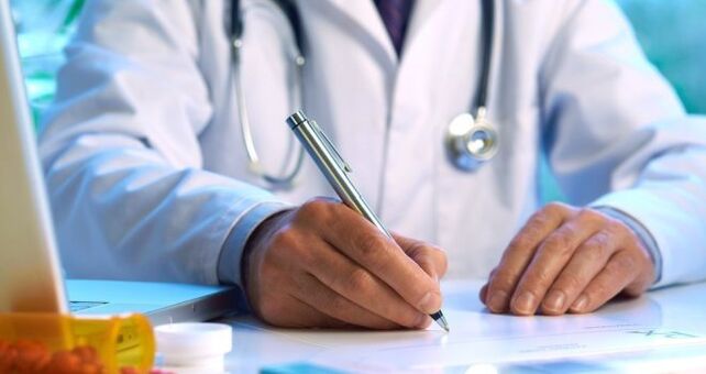 El médico prescribe tratamiento a un paciente con parásitos debajo de la piel