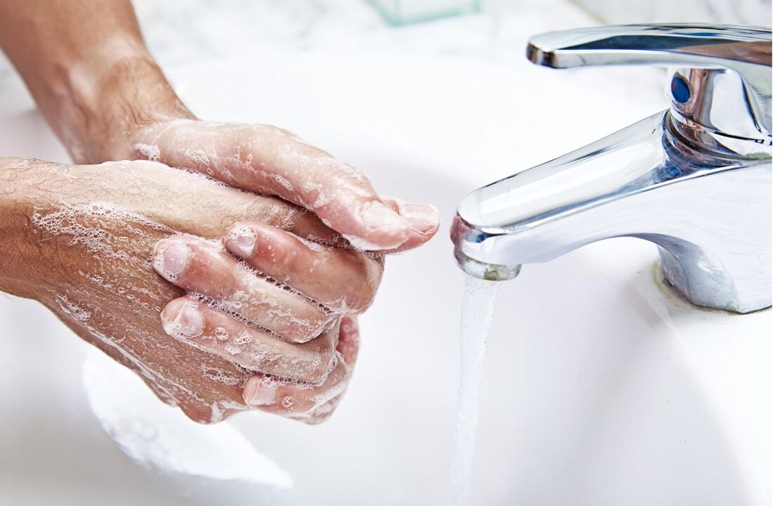 Lávese las manos para prevenir la infección por parásitos.