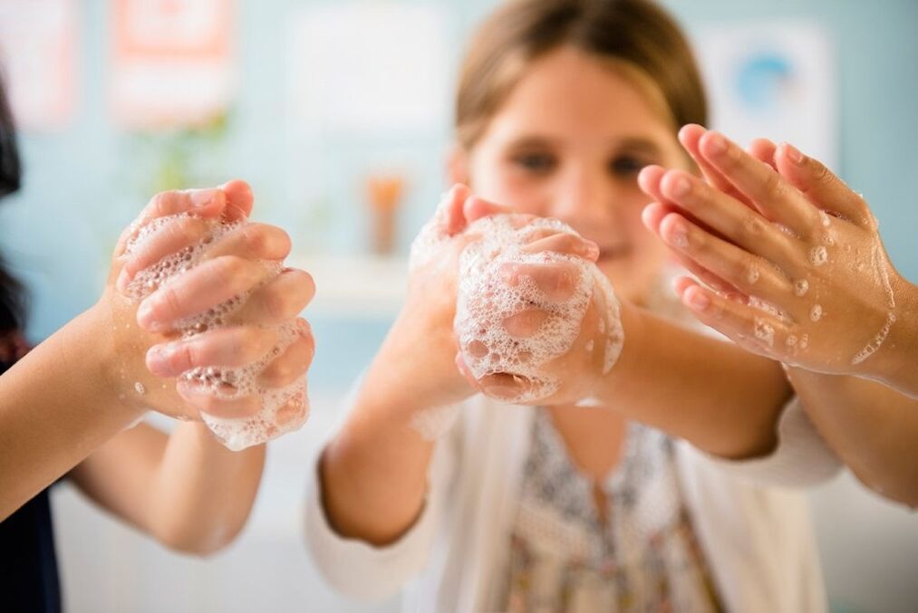 lávese las manos para prevenir la infección por gusanos
